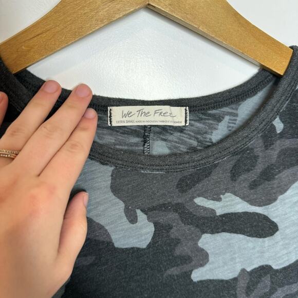 Free People Dark Camo Print Cuffed Short Sleeve T-shirt Size XS - Picture 4 of 5